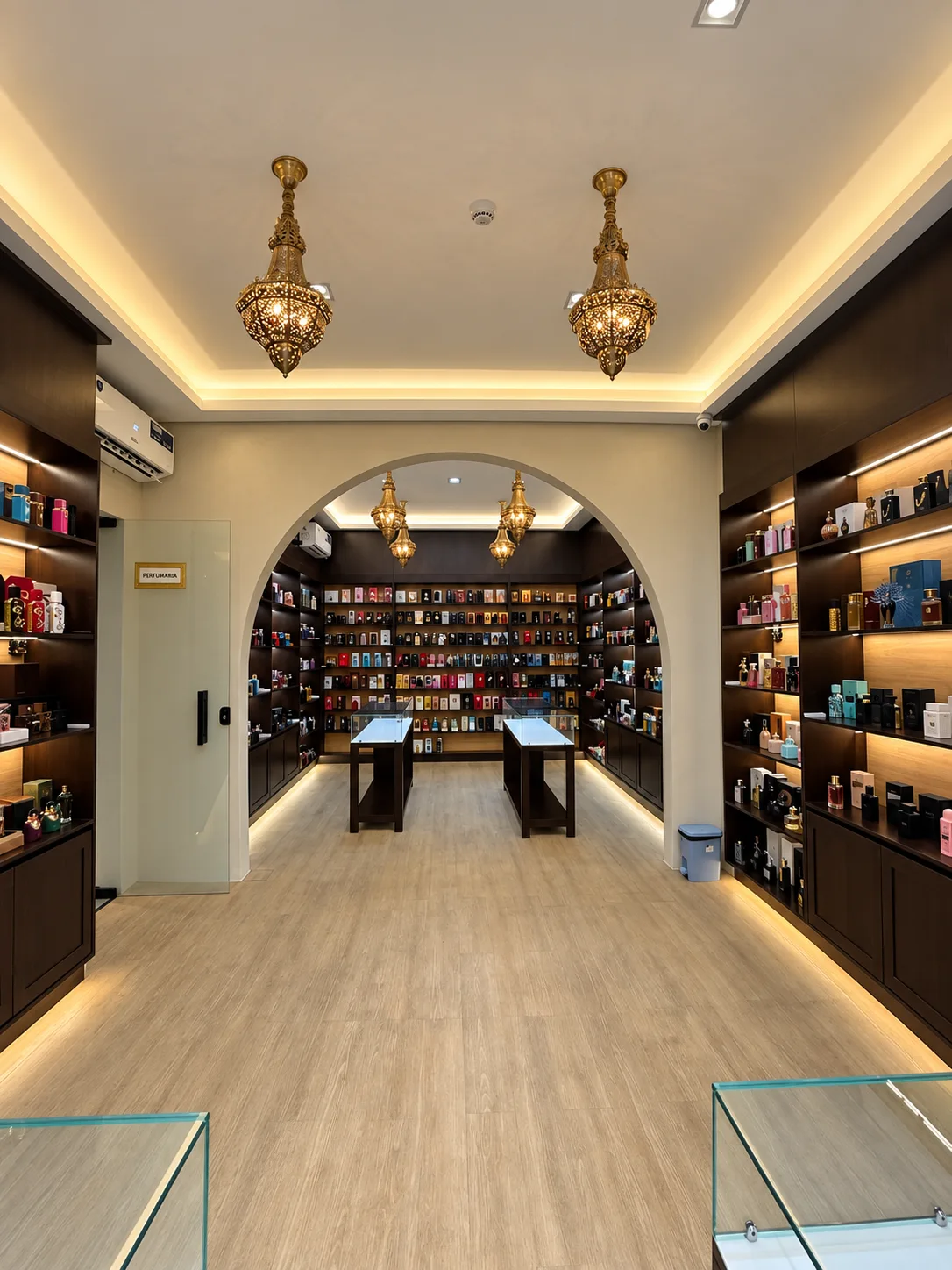 Ambientes de perfumaria conectados pelo arco